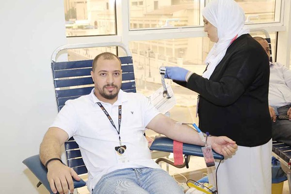 احد الموظفين يتبرع بالدم
