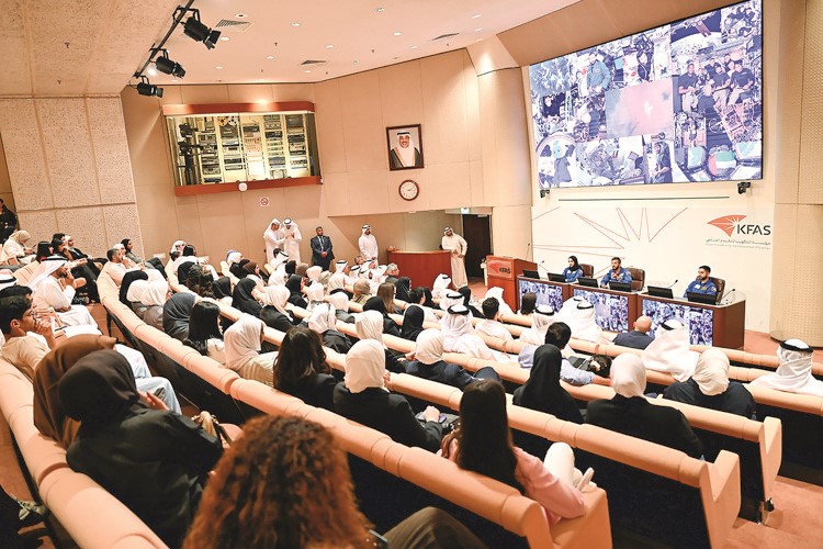 د.سلطان النيادي ومحمد الملا ونورا المطروشي خلال محاضرتهم في مؤسسة الكويت للتقدم العلمي