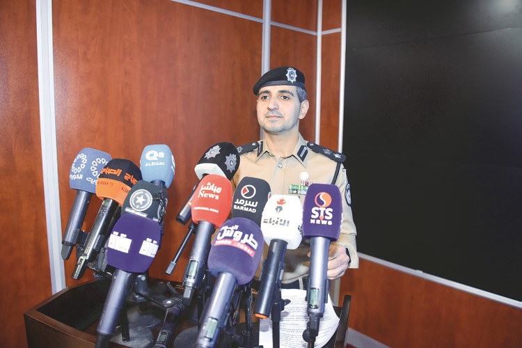 المقدم عبدالله بوحسن متحدثا خلال المؤتمر الصحافي