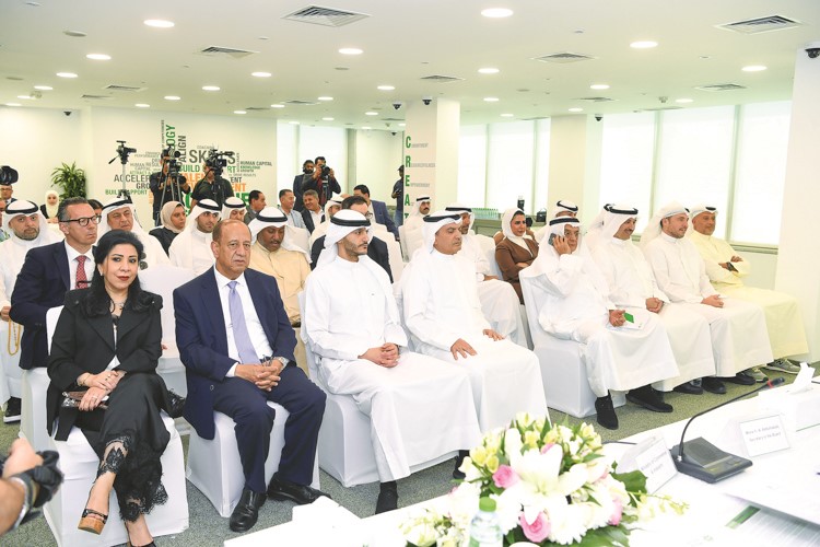 أماني الورع في مقدمة الحضور خلال الجمعية العمومية للبنك التجاري الكويتي