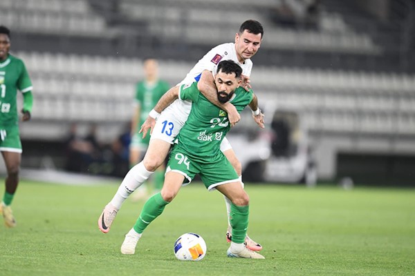   لاعب اركاداغ فيلمرت بلاكوف يحاول إعاقة تقدم كميل الأسود