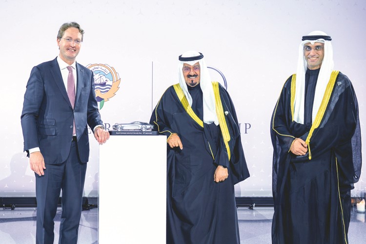 ممثل صاحب السمو الأمير الشيخ مشعل الأحمد سمو الشيخ أحمد العبدالله رئيس مجلس الوزراء ورئيس مجلس الإدارة والرئيس التنفيذي لمجموعة مرسيدس بنز أولا كالينيوس والعضو المنتدب للهيئة العامة للاستثمار الشيخ سعود سالم العبدالعزيز