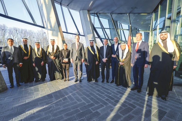 ممثل صاحب السمو الأمير الشيخ مشعل الأحمد سمو الشيخ أحمد العبدالله رئيس مجلس الوزراء ورئيس مجلس الإدارة والرئيس التنفيذي لمجموعة مرسيدس بنز أولا كالينيوس ووزير النفط طارق الرومي ومدير عام هيئة تشجيع الاستثمار المباشر الشيخ د.مشعل الجابر ووكيل الشؤون المالية والإدارية والاتصال بديوان رئيس مجلس الوزراء الشيخ خالد محمد الخالد والعضو المنتدب للهيئة العامة للاستثمار الشيخ سعود سالم العبدالعزيز ومحافظ البنك المركزي باسل الهارون وسفيرتنا لدى جمهورية ألمانيا الاتحادية ريم الخالد