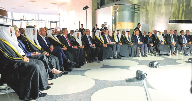 ممثل صاحب السمو الأمير الشيخ مشعل الأحمد سمو الشيخ أحمد العبدالله رئيس مجلس الوزراء ورئيس مجلس الإدارة والرئيس التنفيذي لمجموعة مرسيدس بنز أولا كالينيوس ووزير النفط طارق الرومي ومدير عام هيئة تشجيع الاستثمار المباشر الشيخ د.مشعل الجابر والعضو المنتدب للهيئة العامة للاستثمار الشيخ سعود سالم العبدالعزيز ووكيل الشؤون المالية والإدارية والاتصال بديوان رئيس مجلس الوزراء الشيخ خالد محمد الخالد ومحافظ البنك المركزي باسل الهارون وسفيرتنا لدى جمهورية ألمانيا الاتحادية ريم الخالد وعدد من الحضور