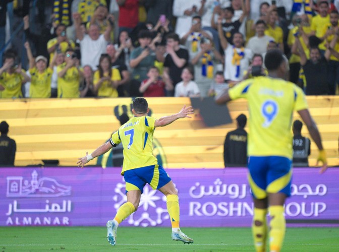 فرحة رونالدو بهدفي فوز النصر على الرياض