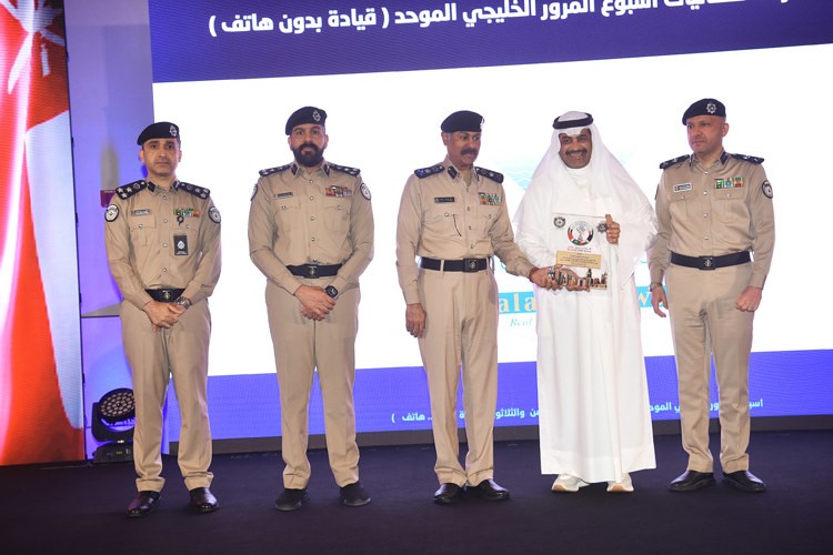 تكريم شركة لآلئ الكويت العقارية على رعايتها أسبوع المرور يتسلمه أحمد السريع