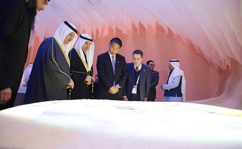 وزير الإعلام والثقافة ووزير الدولة لشؤون الشباب عبدالرحمن المطيري يطلع على محتويات جناح الكويت في معرض إكسبو أوساكا 2025