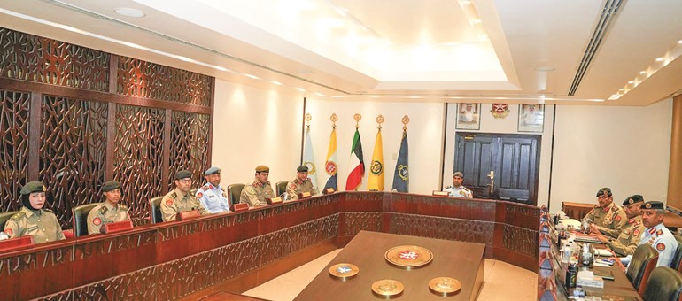 نائب رئيس الأركان العامة للجيش اللواء الركن طيار الشيخ صباح جابر الأحمد خلال الاجتماع مع عدد من القيادات العسكرية