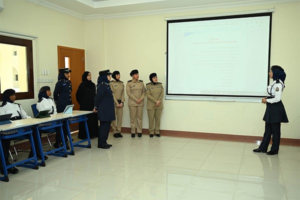 وفد من معهد الشرطة النسائية يزور أكاديمية السلطان قابوس لعلوم الشرطة