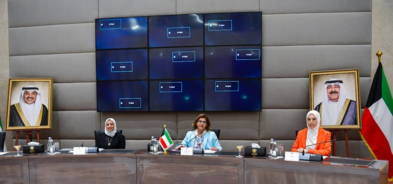 الشيخة جواهر إبراهيم الدعيج وجانب من المشاركين الاجتماع