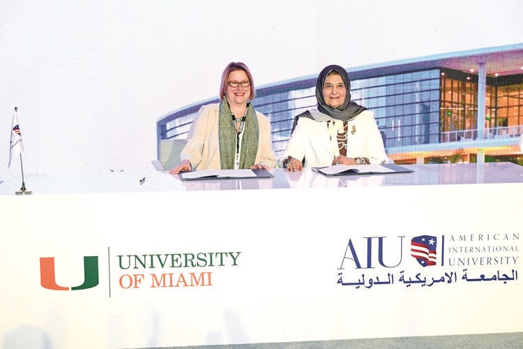 رئيسة مجلس أمناء الجامعة الأمريكية الدولية د.فايزة الخرافي والنائب الأول لرئيس جامعة ميامي لشؤون التعليم د. كاثي كيرن لدى توقيع الاتفاقية 						(متين غوزال)