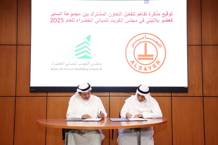 مبارك ناصر الساير وخالد المشعان خلال توقيع الاتفاقية مع مجلس الكويت للمباني الخضراء