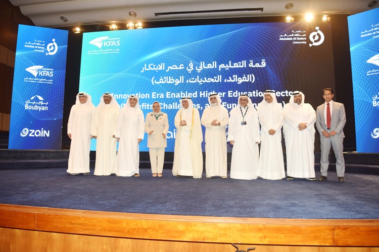 وزير التعليم العالي والبحث العلمي د.نادر الجلال ورئيســة مجلـس الإدارة التأسيسي لجامعة عبدالله السالم د.موضي الحمود متوسطين بعض المشاركين في مؤتمر التعليم العالي	(أحمد علي)
