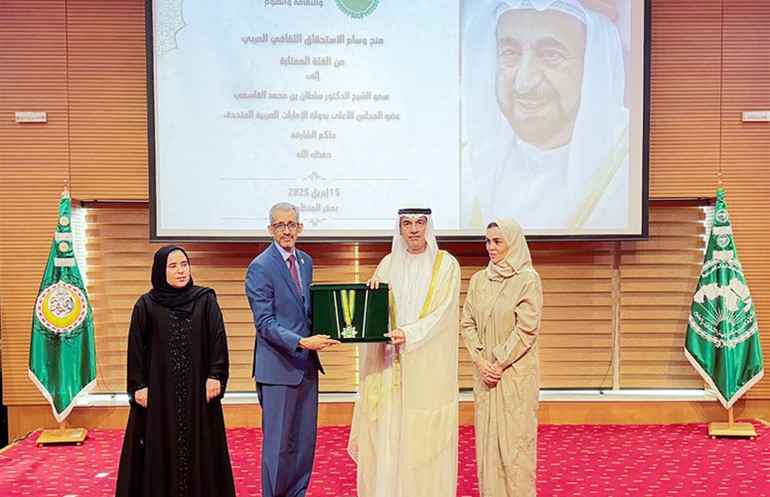 رئيس دائرة الثقافة عبدالله العويس يتسلم وسام الاستحقاق الثقافي العربي ممثلا عن صاحب السمو حاكم الشارقة