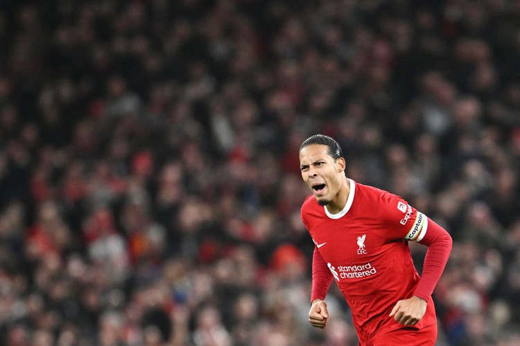 ليفربول يجدد عقد الهولندي فان دايك لعامين