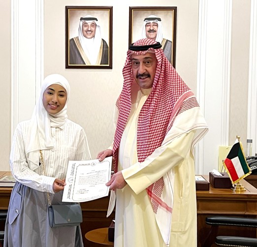 الشيخ فيصل الحمود مكرما الطالبة فاطمة حسن صادق الشواف