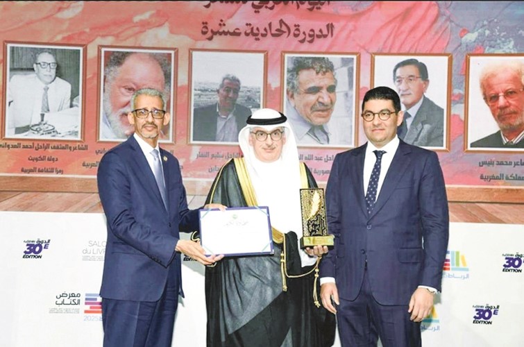 الأمين العام المساعد لقطاع الآثار والمتاحف بالتكليف عضو اللجنة الثقافية محمد بن رضا يتسلم درع اختيار العدواني رمزا للثقافة العربية