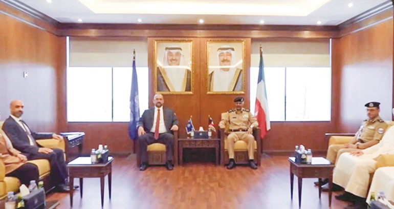 وكيل وزارة الداخلية الفريق الشيخ سالم النواف مع عثمان بلبسي وبحضور مازن أبو الحسن