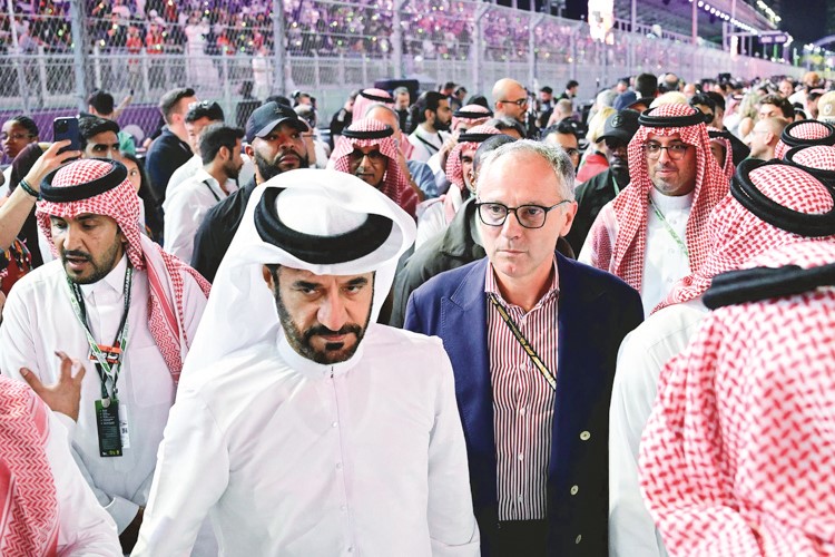 محمد بن سليم والرئيس التنفيذي للفورمولا 1 ستيفانو دومينيكالي في حلبة كورنيش جدة