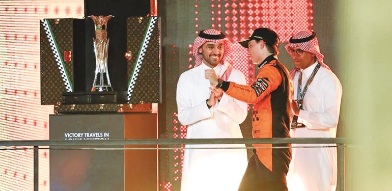 صاحب السمو الملكي الأمير عبدالعزيز بن تركي الفيصل خلال تتويج البطل الأسترالي أوسكار بياستري