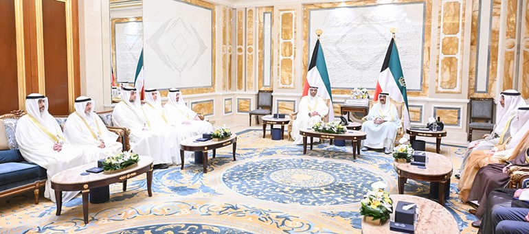 صاحب السمو الأمير الشيخ مشعل الأحمد خلال استقبال وزير الخارجية عبدالله اليحيا ورؤساء البعثات الديبلوماسية الجدد