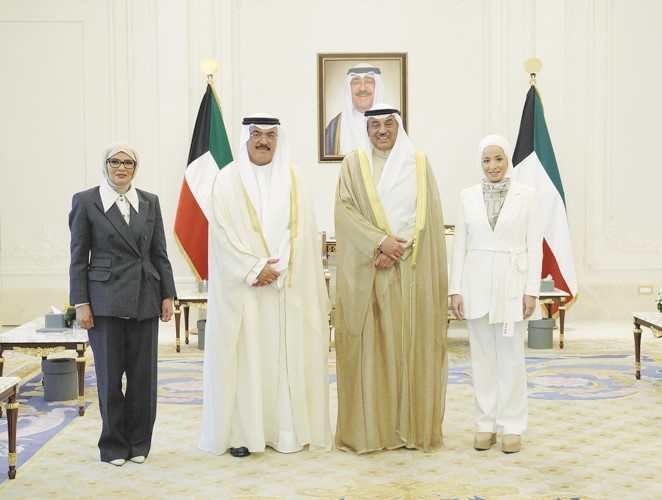 سمو ولي العهد الشيخ صباح الخالد مستقبلا وزير التربية م. سيد جلال الطبطبائي ومديرة إدارة العلاقات العامة والإعلام التربوي أروى عبدالعزيز العيار ومديرة إدارة نظم المعلومات بالتكليف منى سالم عوض سالم