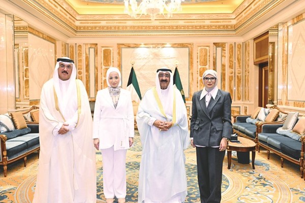 صاحب السمو الأمير الشيخ مشعل الأحمد مستقبلا وزير التربية م.سيد جلال الطبطبائي ومديرة إدارة العلاقات العامة والإعلام التربوي أروى العيار ومديرة إدارة نظم المعلومات بالتكليف منى سالم