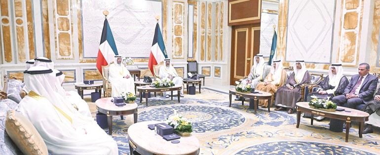 صاحب السمو الأمير الشيخ مشعل الأحمد خلال استقبال رؤساء البعثات الديبلوماسية الجدد بحضور الشيخ محمد العبدالله والسفير أحمد فهد الفهد والفريق م. جمال الذياب والشيخ خالد العبدالله ومازن العيسى