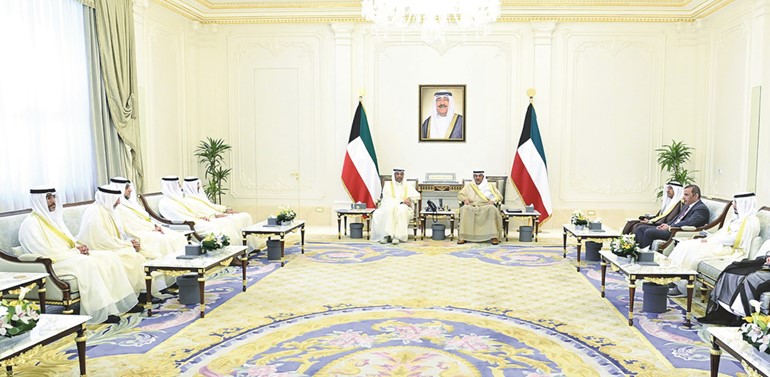 سمو ولي العهد الشيخ صباح الخالد خلال استقباله وزير الخارجية عبدالله اليحيا ورؤساء البعثات الديبلوماسية الجدد بحضور مدير مكتب سمو ولي العهد الفريق متقاعد جمال الذياب ووكيل الشؤون الخارجية بديوان سمو ولي العهد مازن العيسى ومساعد وزير الخارجية لشؤون المراسم الوزير المفوض عبدالمحسن الزيد