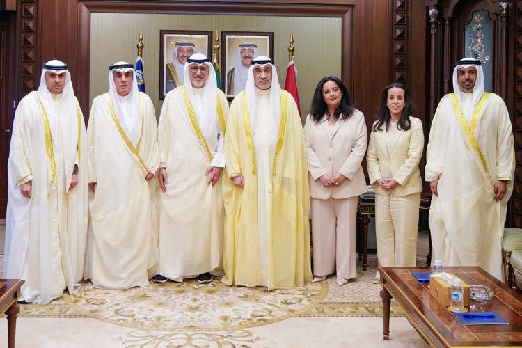 رئيس مجلس الوزراء بالإنابة الشيخ فهد اليوسف مستقبلا وزير التجارة والصناعة خليفة العجيل ورئيس مجلس مفوضي هيئة أسواق المال عماد أحمد تيفوني ونائب الرئيس ريان محمد الزيد والأعضاء طارق عبداللطيف الشهاب وحصة عبدالعزيز الرومي وثامر نبيل النصف