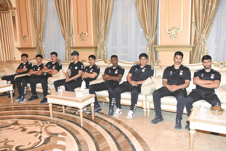 عناصر منتخبنا الوطني للناشئين لكرة اليد خلال حفل التكريم