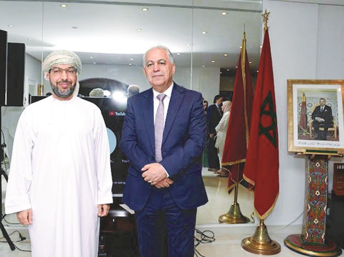السفير العماني د.صالح الخروصي مع السفير المغربي
 علي ابن عيسى خلال الحفل
