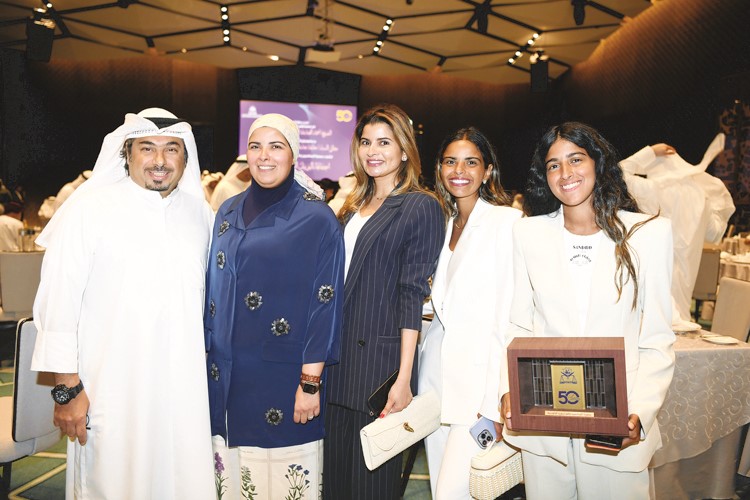 منيرة عبداللطيف الماجد برفقة عائلة رئيس جمعية المحاسبين والمراجعين الكويتية الأسبق عبداللطيف عبدالله الماجد