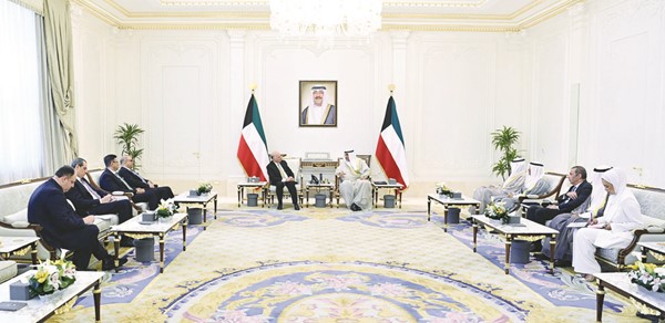 سمو ولي العهد الشيخ صباح الخالد خلال استقبال نائب رئيس مجلس الوزراء وزير الخارجية بجمهورية العراق د.فؤاد حسين بحضور مدير مكتب سمو ولي العهد الفريق متقاعد جمال الذياب ووكيل الشؤون الخارجية بديوان سمو ولي العهد مازن العيسى والسفير العراقي لدى الكويت المنهل الصافي