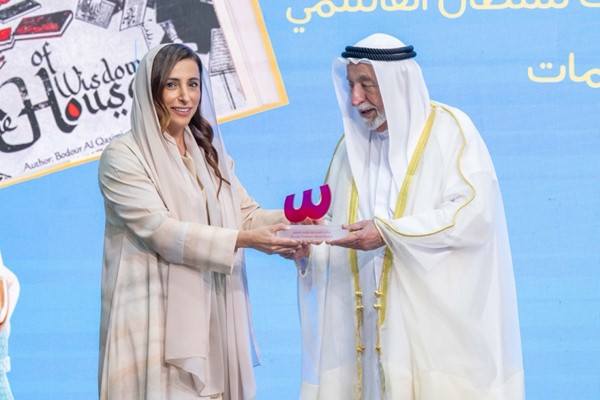 صاحب السمو الشيخ د.سلطان القاسمي مكرماً الشيخة بدور القاسمي لفوزها بجائزة كتاب الطفل باللغة الإنجليزية عن كتاب "بيت الحكمة"