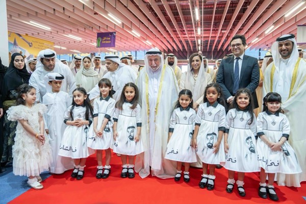 صاحب السمو الشيخ د.سلطان بن محمد القاسمي عضو المجلس الأعلى حاكم الشارقة مع عدد منالحضور والأطفال خلال مهرجان الشارقة القرائي للطفل