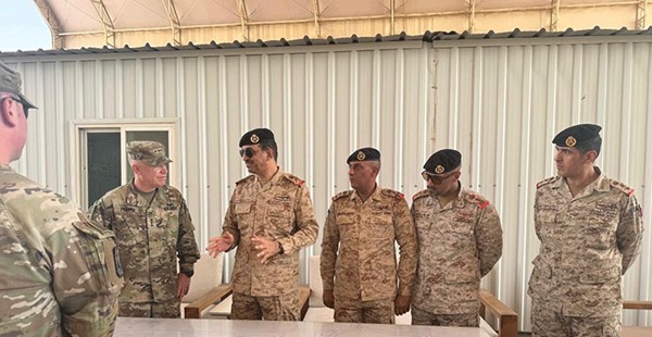 آمر سلاح الدفاع الجوي يزور قوة الواجب الأميركية
