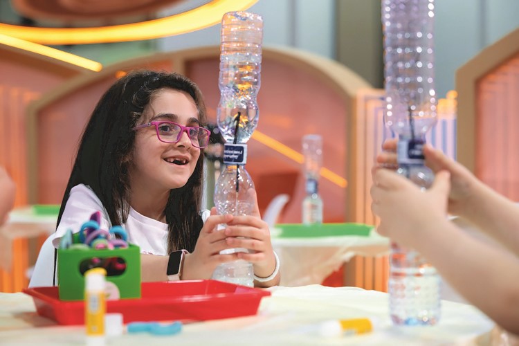 تجربة عملية خلال ورشة الساعة المائية