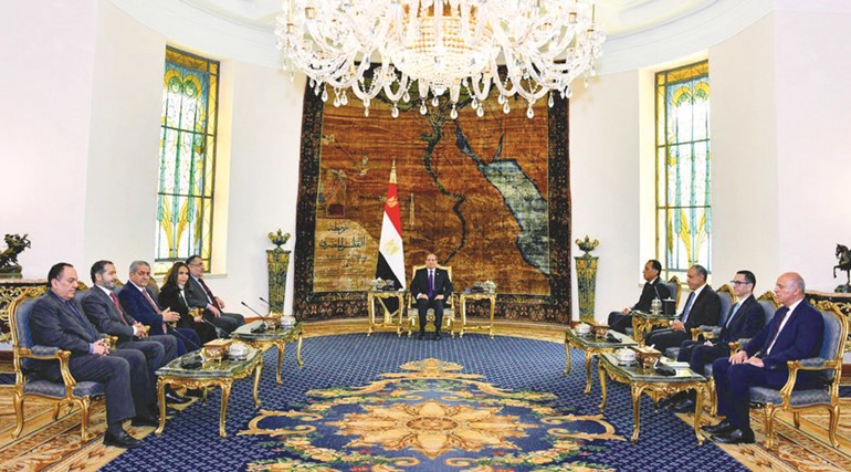 الرئيس المصري عبدالفتاح السيسي خلال استقباله الوفد الكويتي محمد الصقر وضرار الغانم وشيخة البحر وحمد المرزوق وبحضور د.مصطفى مدبولي ود.بدر عبدالعاطي وم.حسن الخطيب والسفير محمد الشناوي