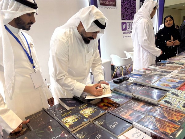 توقيع الكتب من أصحابها لقرائها