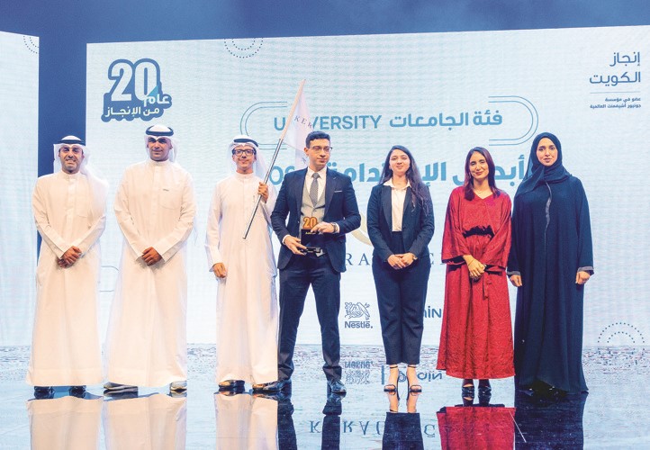 تكريم الفريق الفائز بجائزة أبطال الاستدامة