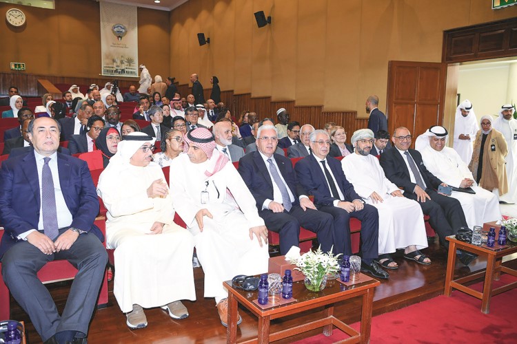 سفراء العراق المنهل الصافي وعمان د.صالح الخروصي ومصر أسامة شلتوت وفلسطين رامي طهبوب ومساعد وزير الخارجية لشؤون المعهد الديبلوماسي ناصر الصبيح والسفير بدر التنيب ومساعد الأمين العام للجامعة حسام زكي خلال المحاضرة