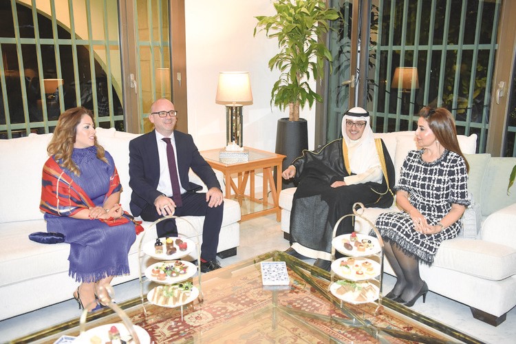 وزير الخارجية الأسبق الشيخ د. أحمد الناصر والشيخة هنوف البدر والسفير الفرنسي لدى البلاد أوليفييه غوفان خلال حفل اختتام شهر الفرنكفونية 2025
