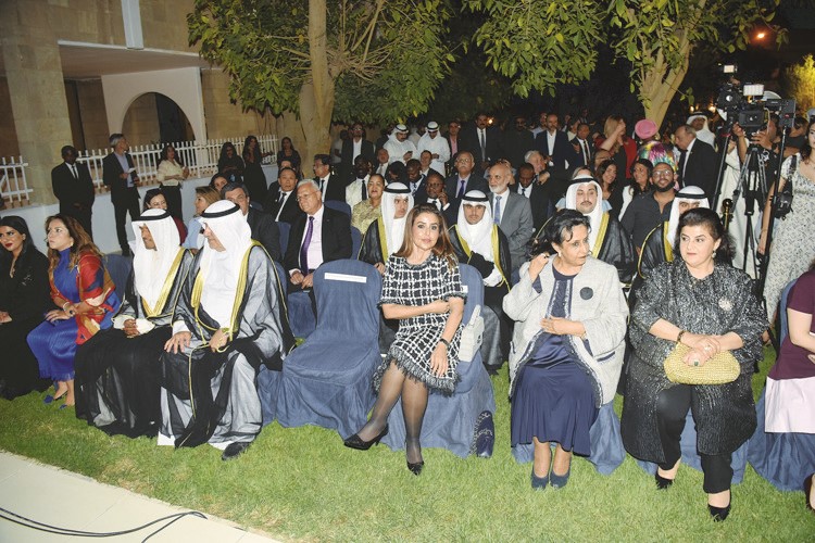 الشيخة هالة البدر والشيخة هنوف البدر مع الحضور خلال حفل اختتام شهر الفرنكفونية 2025