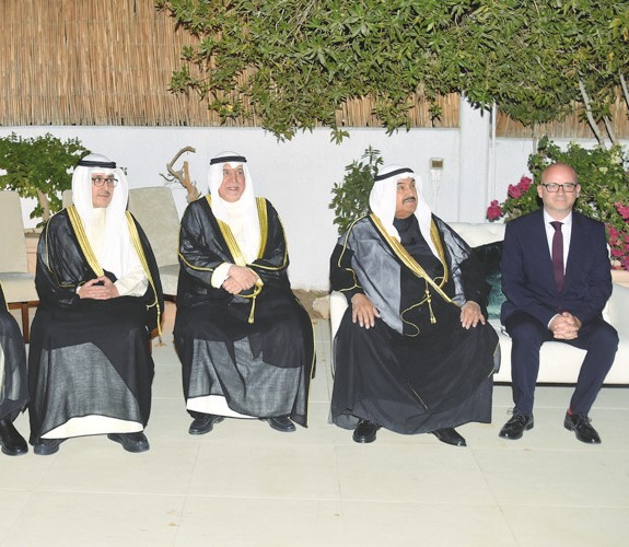 سمو الشيخ ناصر المحمد ووزير الخارجية الأسبق الشيخ د. أحمد ناصر المحمد ود. اسماعيل الشطي والسفير الفرنسي لدى البلاد أوليفييه غوفان خلال حفل اختتام شهر الفرنكفونية 2025