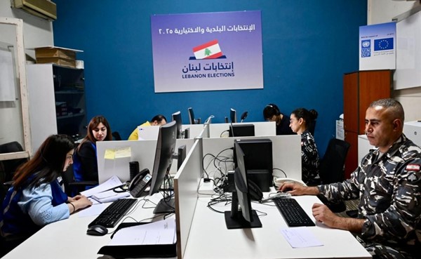  تحضيرات في غرفة العمليات المركزية الخاصة بالانتخابات البلدية والاختيارية في مبنى الوزارة (محمود الطويل) 