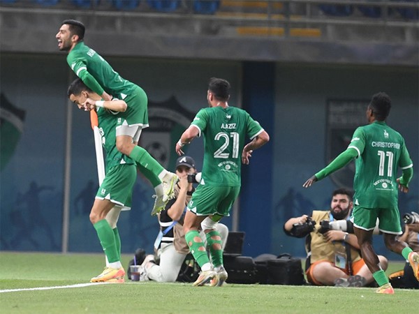 احتفالية جميلة للاعبي العربي بهدف الفوز