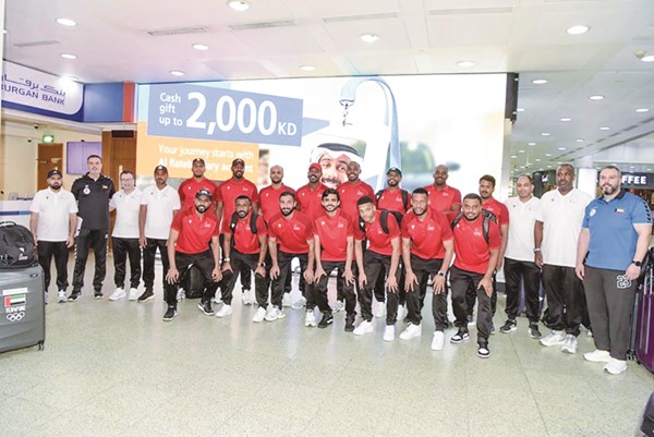 لقطة جماعية لمنتخب الإمارات لكرة اليد عقب وصوله إلى البلاد 		(محمد هاشم)