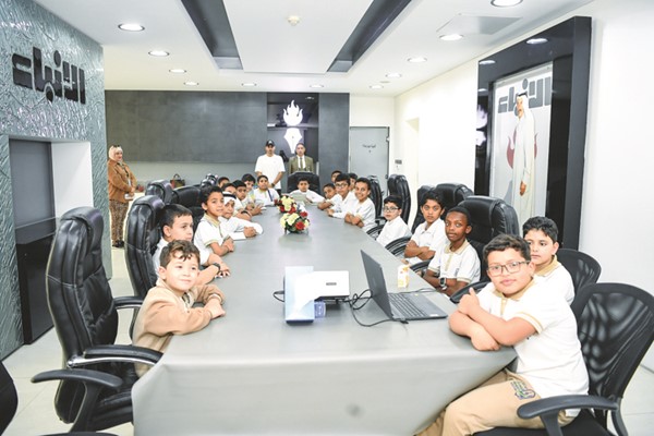 أبناء مدرسة النجاة الابتدائية بنين خلال زيارة الأنباء