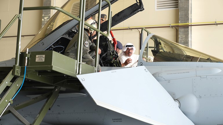 وزير الدفاع ووزير الداخلية بالإنابة الشيخ عبدالله العلي مطلعا على القدرات التشغيلية للمنظومة الجوية